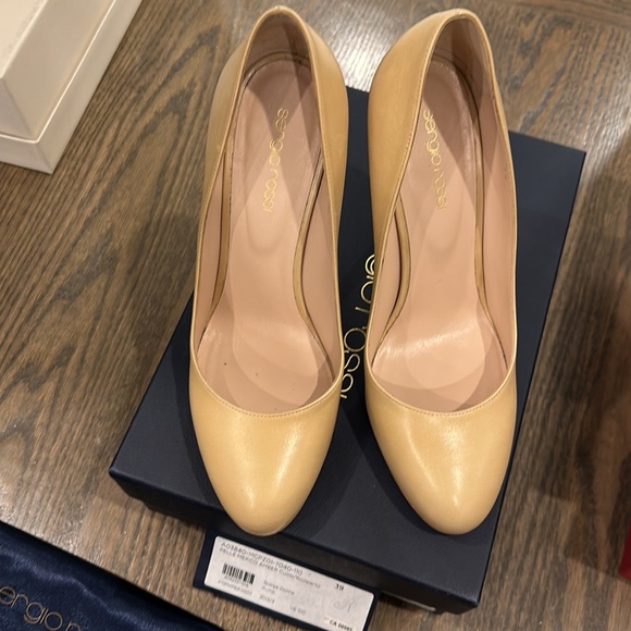 Sergio Rossi heels in nude/ cream like new - Picture 3 of 4